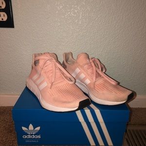GOOD CONDTION Pink Adidas Swift Run shoes✨✨✨✨